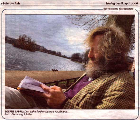 Foto von Dr. Konrad Kaufmann lesend am Flussufer in Schweden