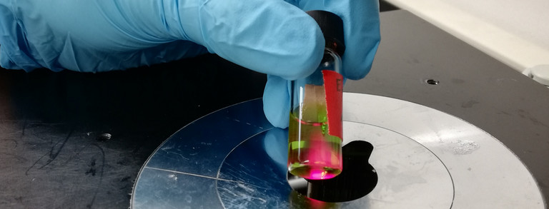 Fluoreszierendes Fläschen im Anregungslicht