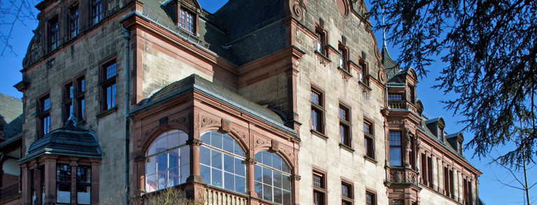 Foto des Physikzentrums Bad Honnef bei strahlendem Sonnenschein