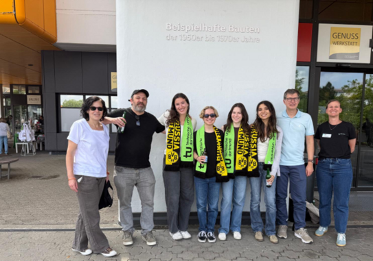 Gruppenfoto vor dem Mensagebäude